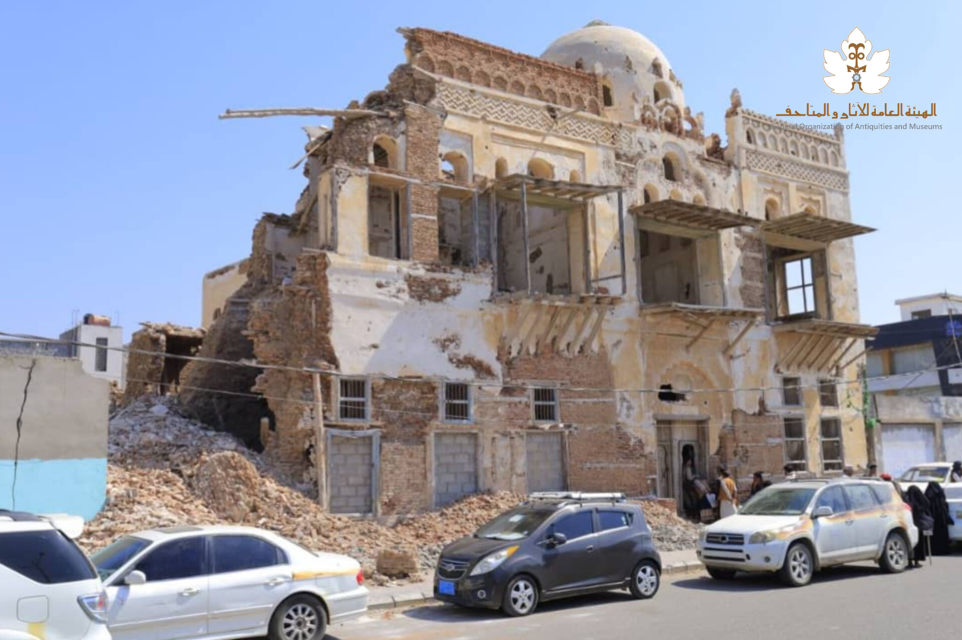 انهار الواجهة الشمالية من مبنى دار المالية في مدينة الحديدة